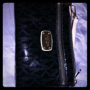 Micheal Kors Jet Set wristlet